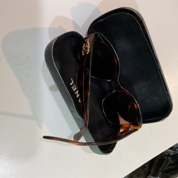 Chanel tortoise sunglasses with black Chanel case - Picture 12 of 12